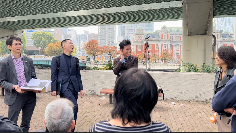 2025年11月14日 第1回期日後、傍聴人らに向けた解説の場面